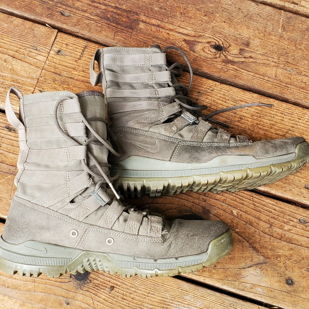 Nike boots size 8 mens Tan military